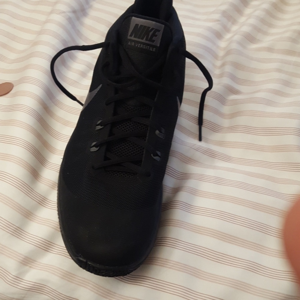 Nike Air Versatile size 11 black  silver swoosh
